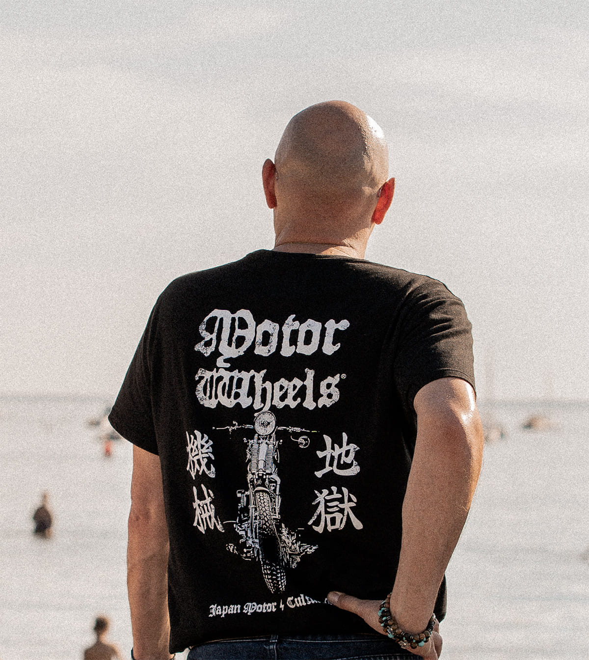 T-shirt noir "Le Puissant" Motor Wheels avec lettrage gothique blanc, crâne central et caractères japonais