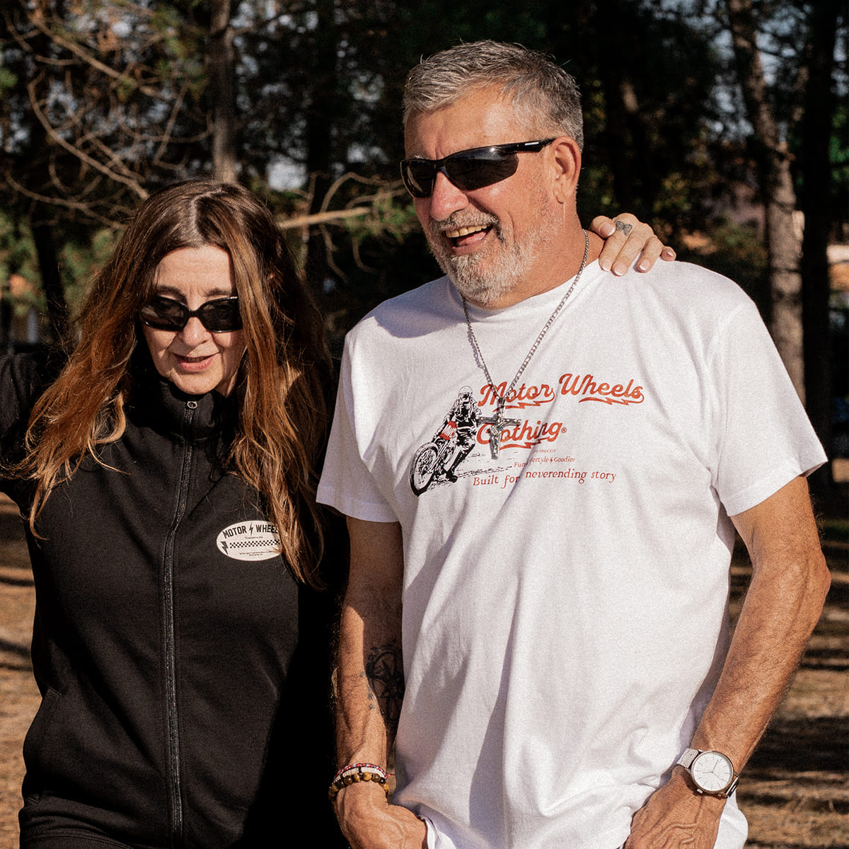 T-shirt blanc "Fun & Lifestyle" Motor Wheels avec motif moto vintage et slogan "Built for a neverending story"