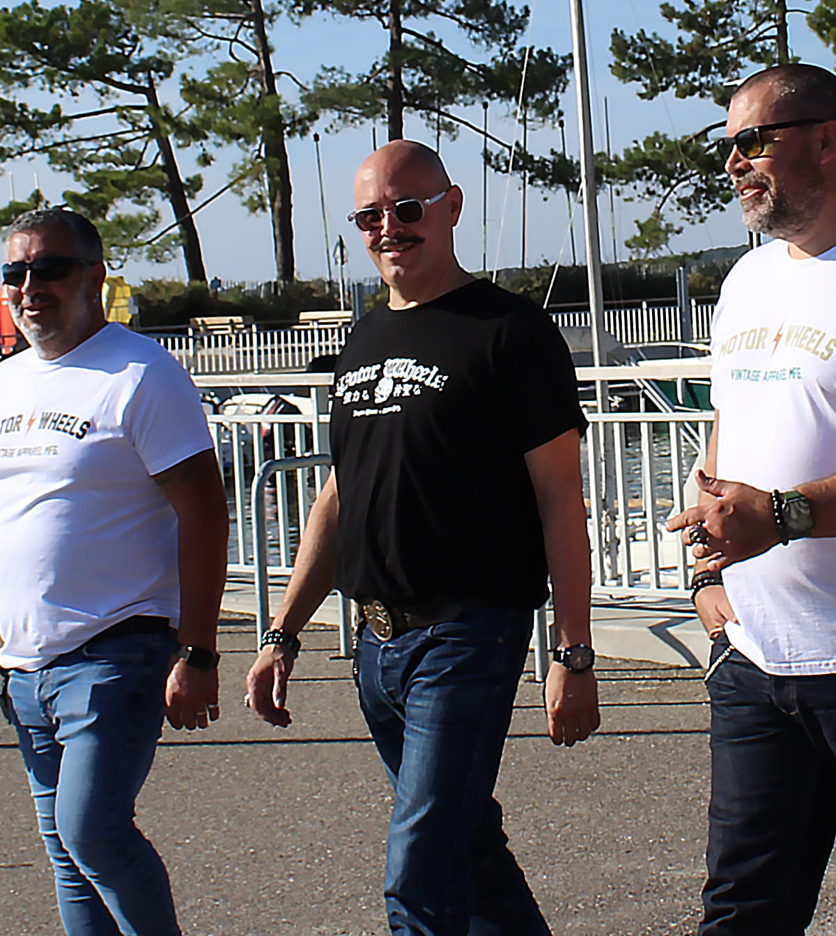 T-shirt noir "Le Puissant" Motor Wheels avec lettrage gothique blanc, crâne central et caractères japonais