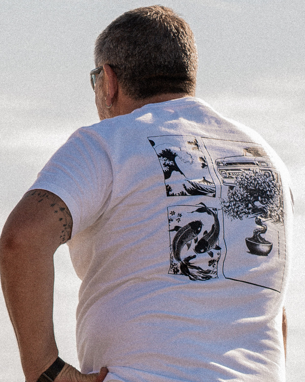 T-shirt blanc "Kuruma" avec symbole yin-yang mécanique noir au centre, style rétro japonais