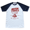 T-shirt raglan baseball Motor Wheels avec hot-rod et avion vintage rouge sur fond blanc et manches bleu marine