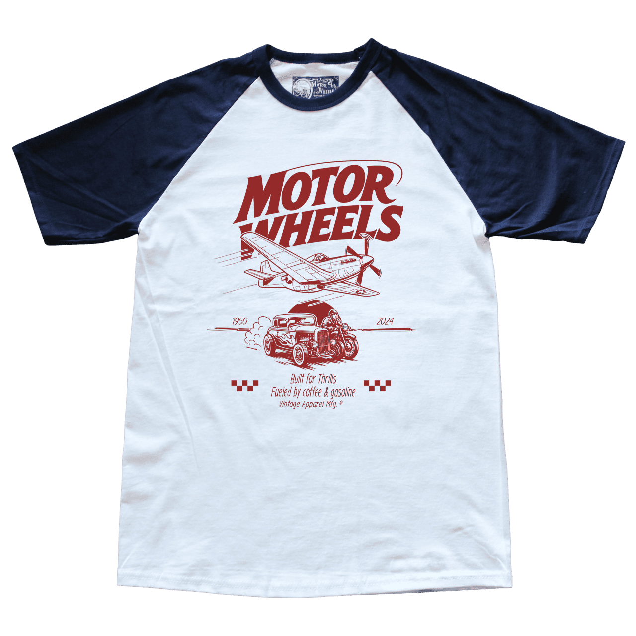 T-shirt raglan baseball Motor Wheels avec hot-rod et avion vintage rouge sur fond blanc et manches bleu marine