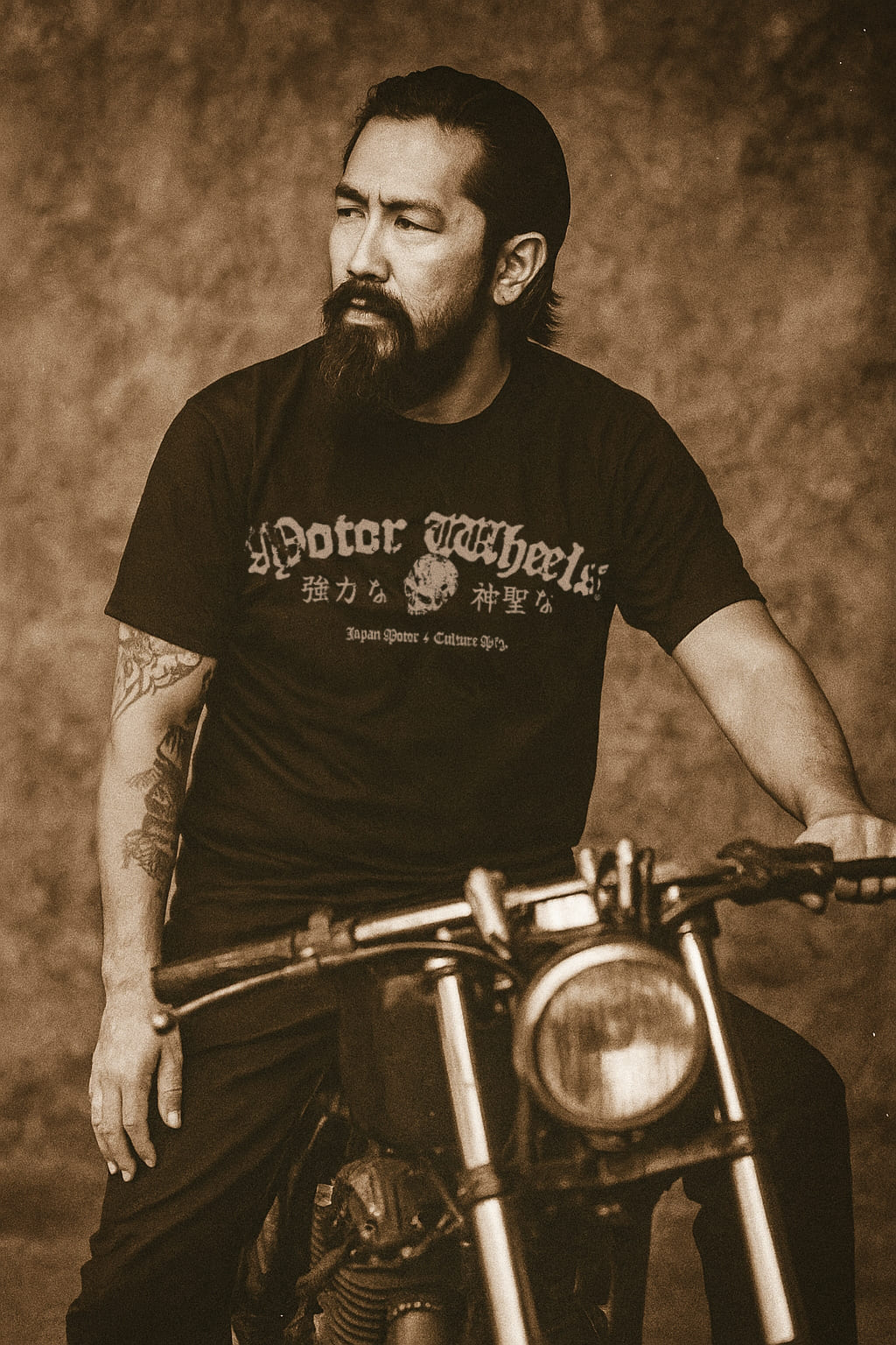 T-shirt noir "Le Puissant" Motor Wheels avec lettrage gothique blanc, crâne central et caractères japonais