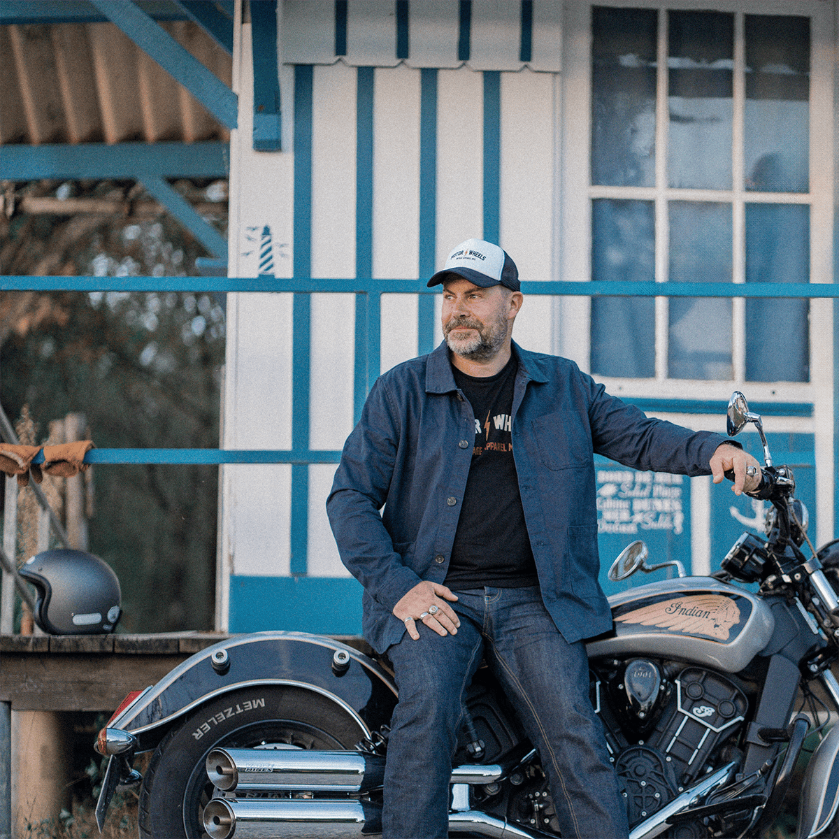 Veste de travail française "La Corvée 40" bleu marine en coton biologique, coupe standard, trois poches plaquées et boutons effet corne.