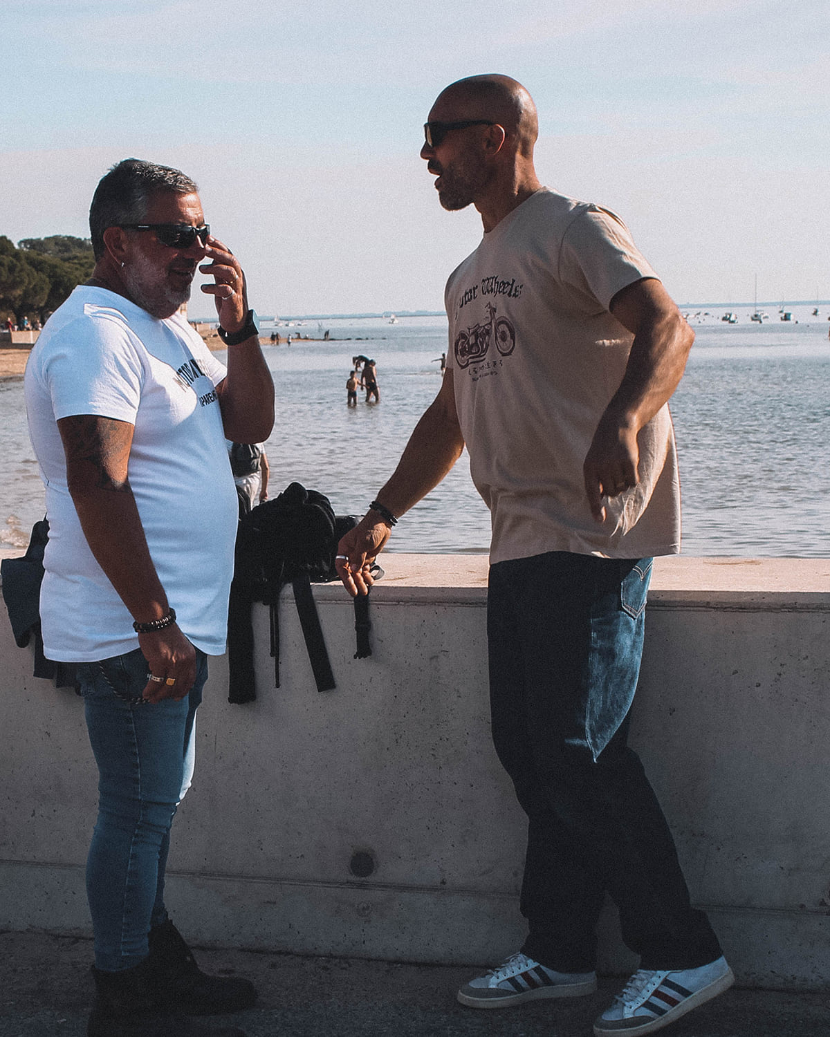 T-shirt "Bobber Sacred" Motor Wheels avec moto bobber old school et caractères japonais "Vivre pour rouler"