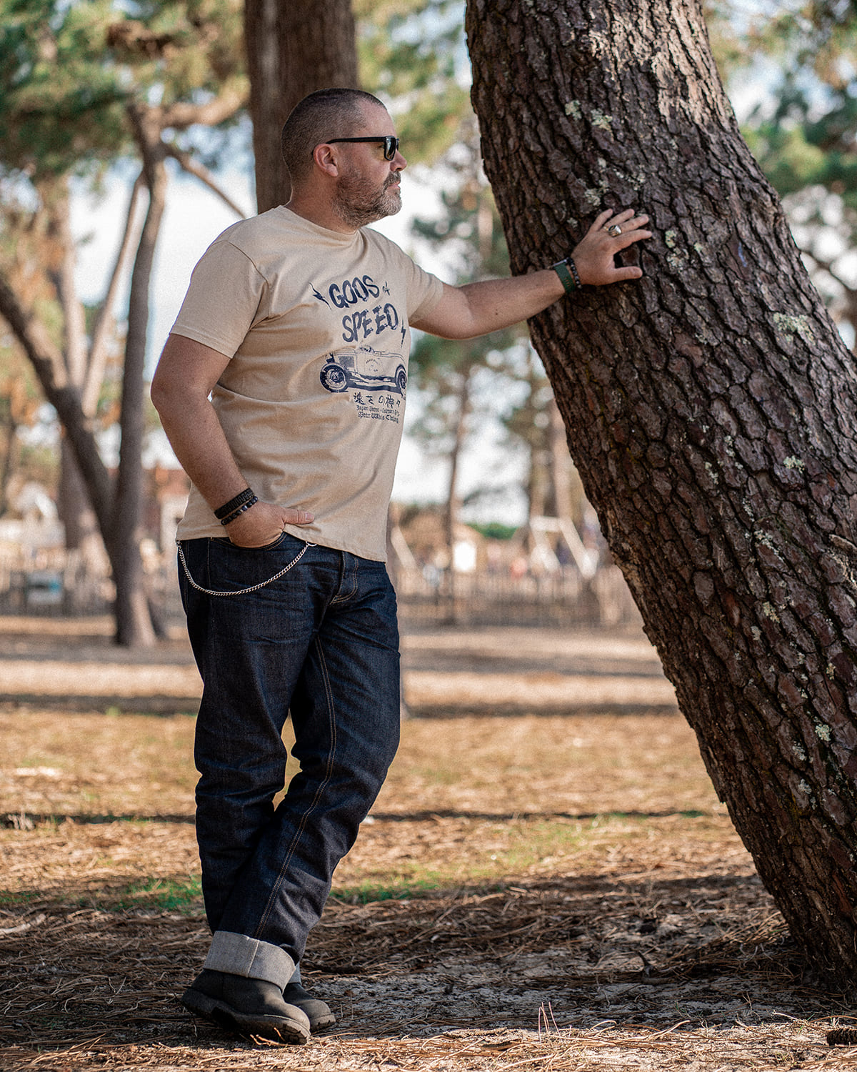 T-shirt beige "Gods of Speed" Motor Wheels avec voiture vintage et caractères japonais "Dieux de la vitesse"