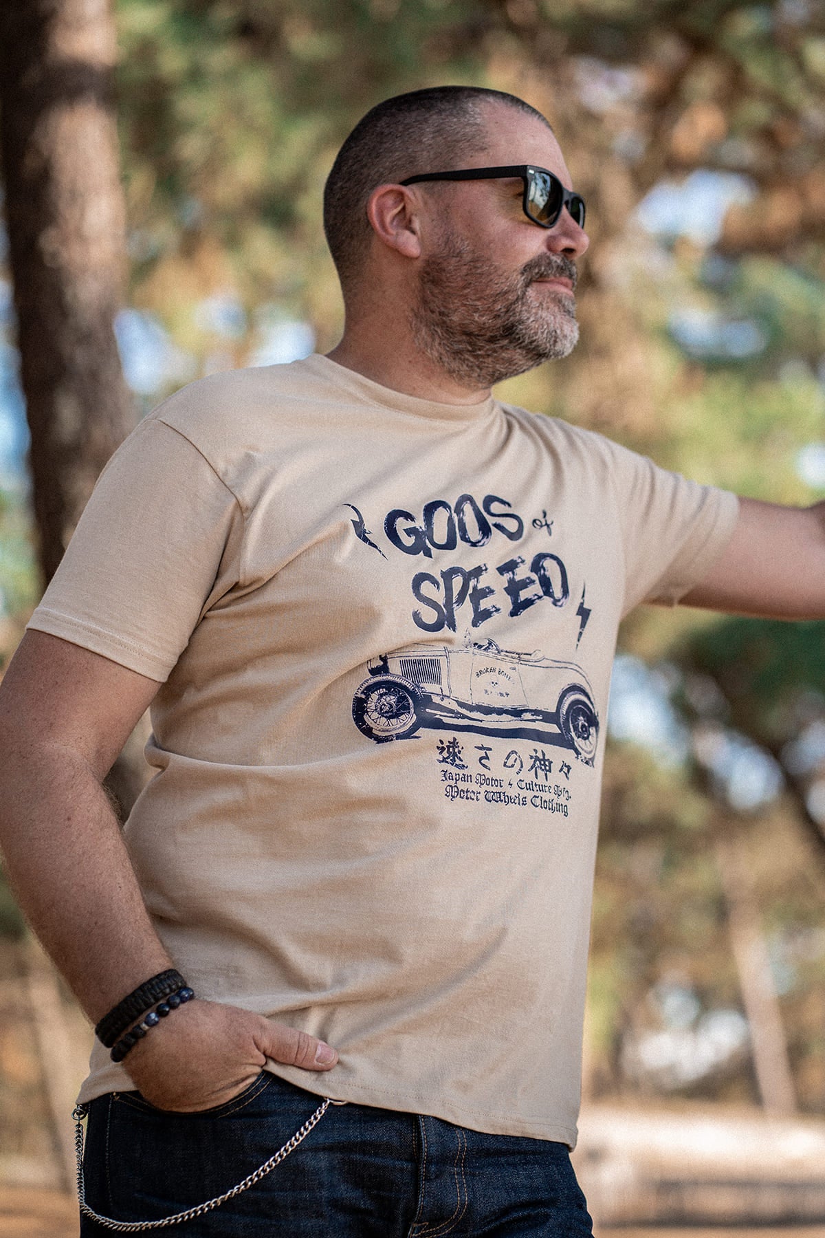 T-shirt beige "Gods of Speed" Motor Wheels avec voiture vintage et caractères japonais "Dieux de la vitesse"
