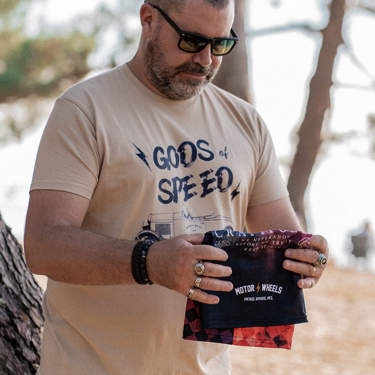 T-shirt beige "Gods of Speed" Motor Wheels avec voiture vintage et caractères japonais "Dieux de la vitesse"