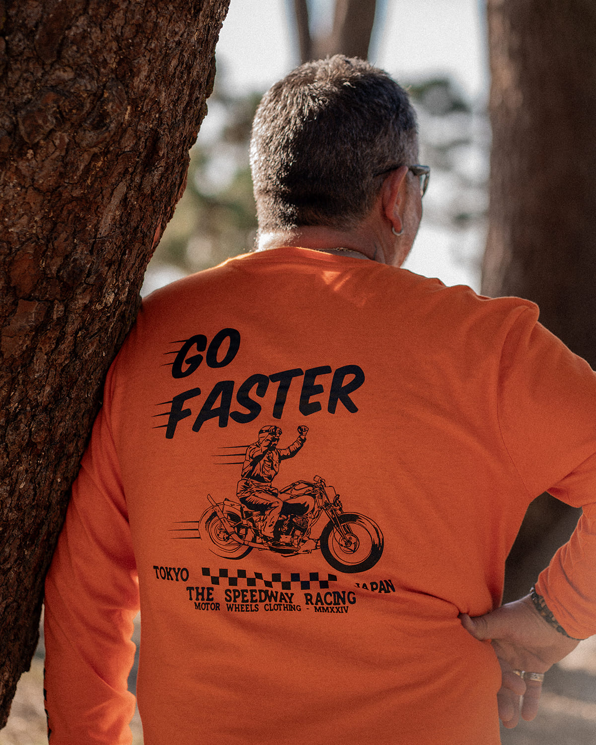 T-shirt orange "Go Faster" Motor Wheels avec visuel motard et graphisme racing style japonais