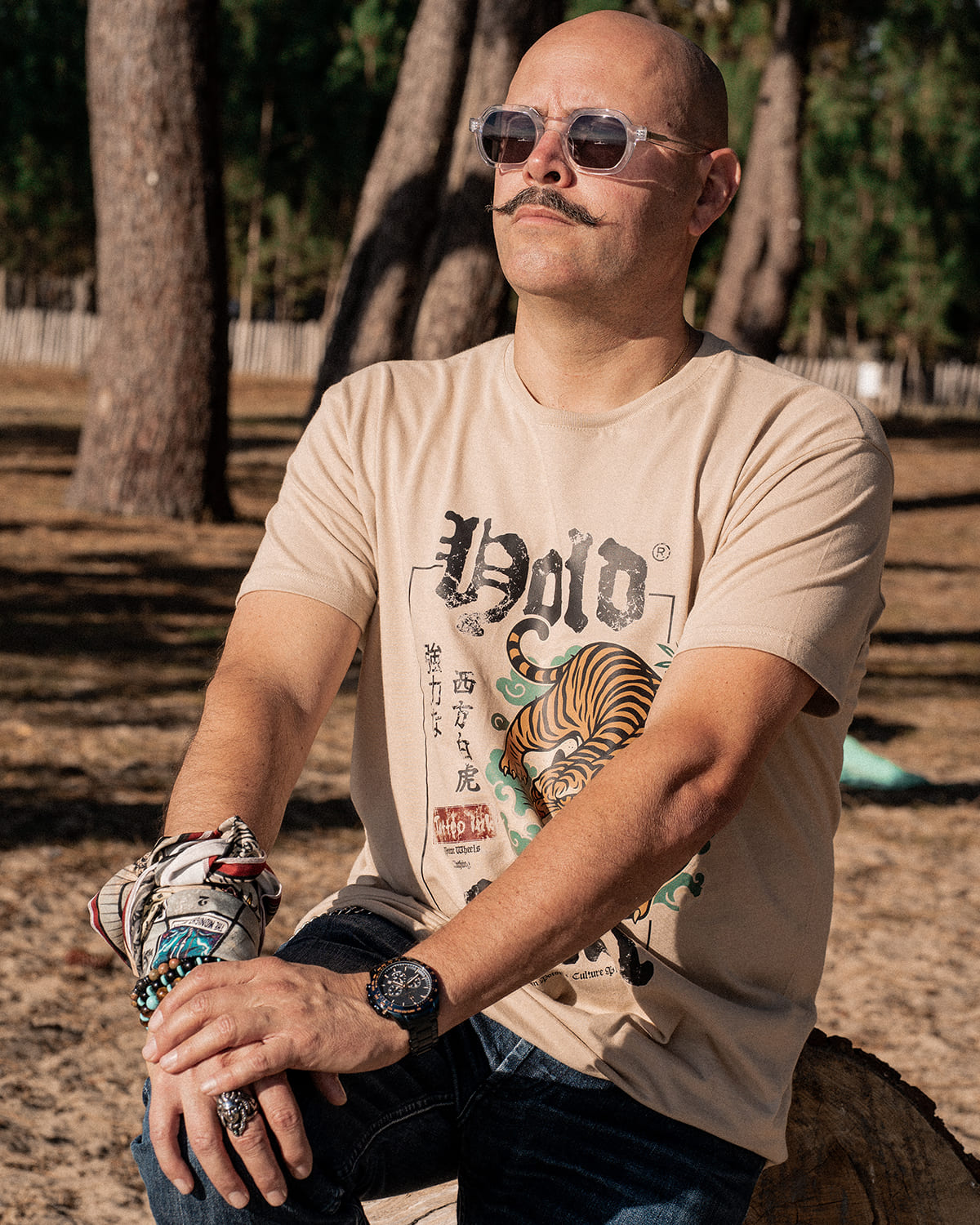 T-shirt blanc "Byakko" Motor Wheels avec tigre japonais rugissant, lettrage "Hold Fast" et kanji