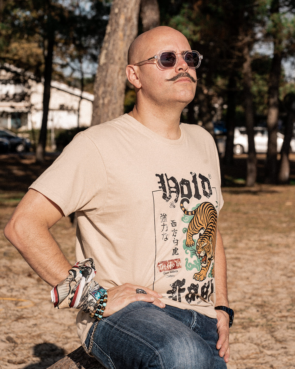 T-shirt blanc "Byakko" Motor Wheels avec tigre japonais rugissant, lettrage "Hold Fast" et kanji