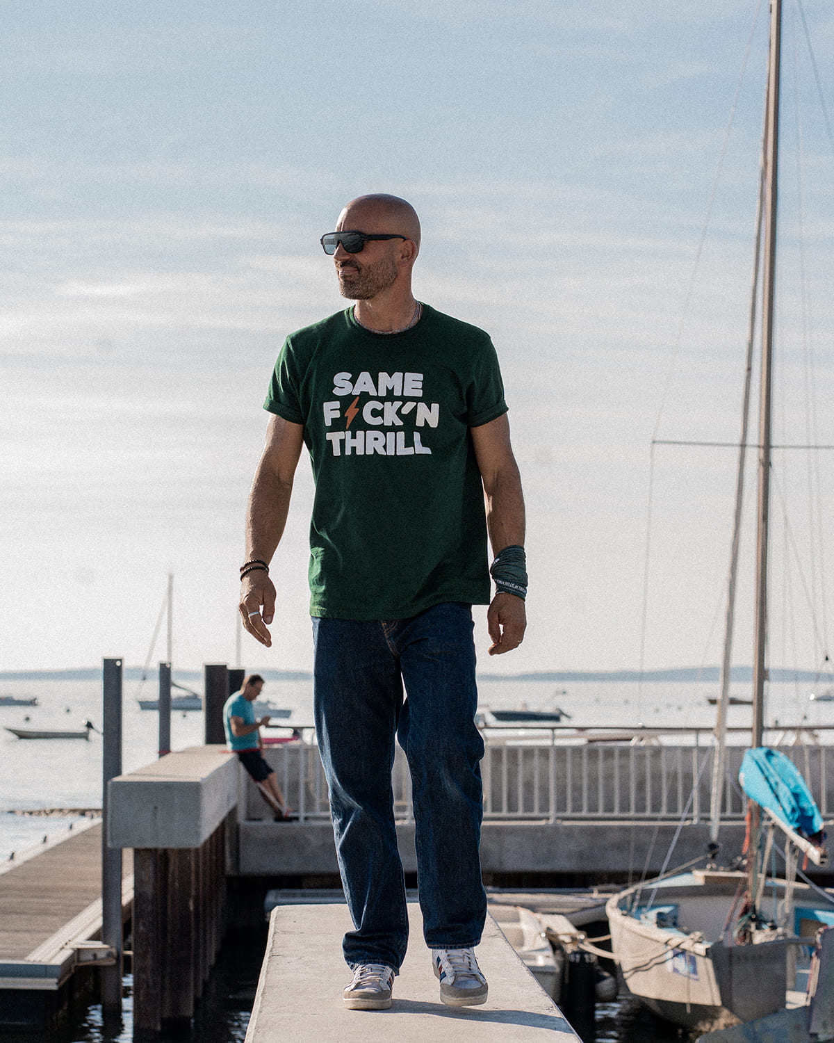 T-shirt vert "SAME F⚡CK'N THRILL" Motor Wheels avec lettrage blanc et éclair orange au centre