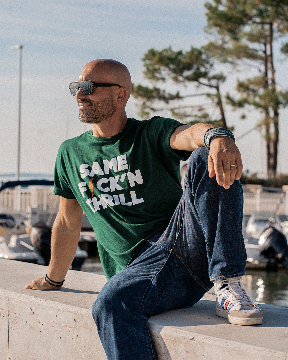 T-shirt vert "SAME F⚡CK'N THRILL" Motor Wheels avec lettrage blanc et éclair orange au centre