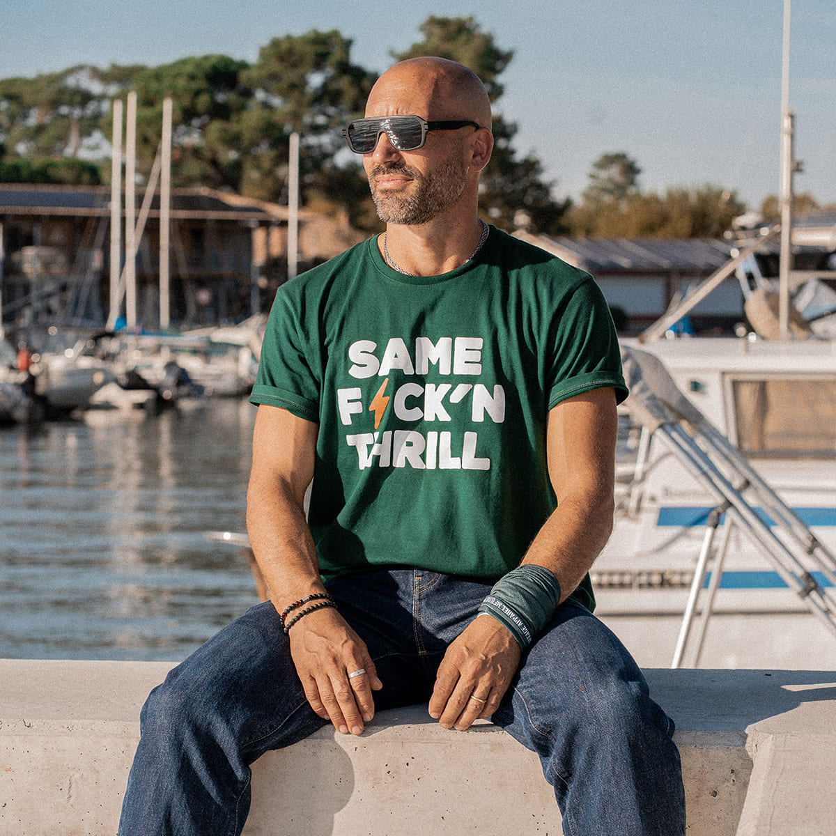 T-shirt vert "SAME F⚡CK'N THRILL" Motor Wheels avec lettrage blanc et éclair orange au centre