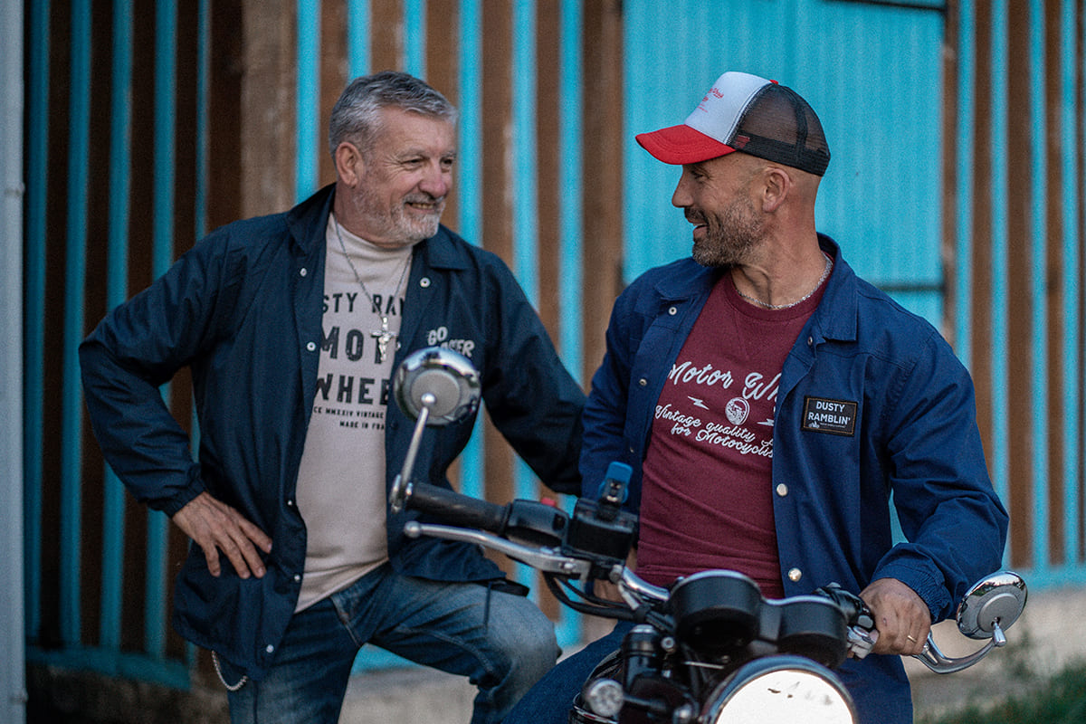 Veste de travail bleue "Dusty Ramblin’" Motor Wheels avec patch brodé, boutons-pression et style workwear vintage
