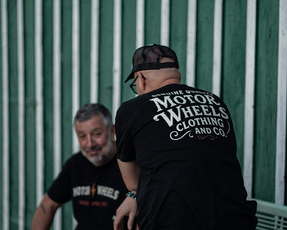 T-shirt noir "Signature" Motor Wheels avec logo vintage sur la poitrine et grand logo au dos