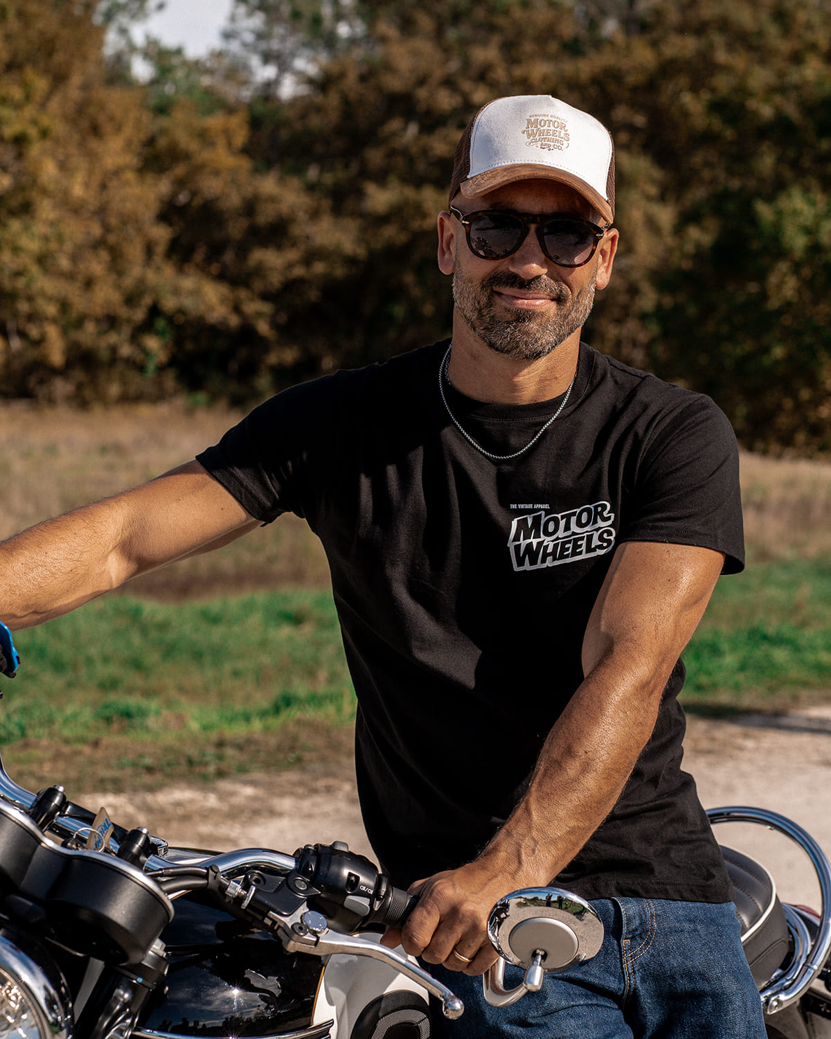 Casquette Trucker "Signature" Motor Wheels avec visière camel en suédine, panneau blanc et mesh marron