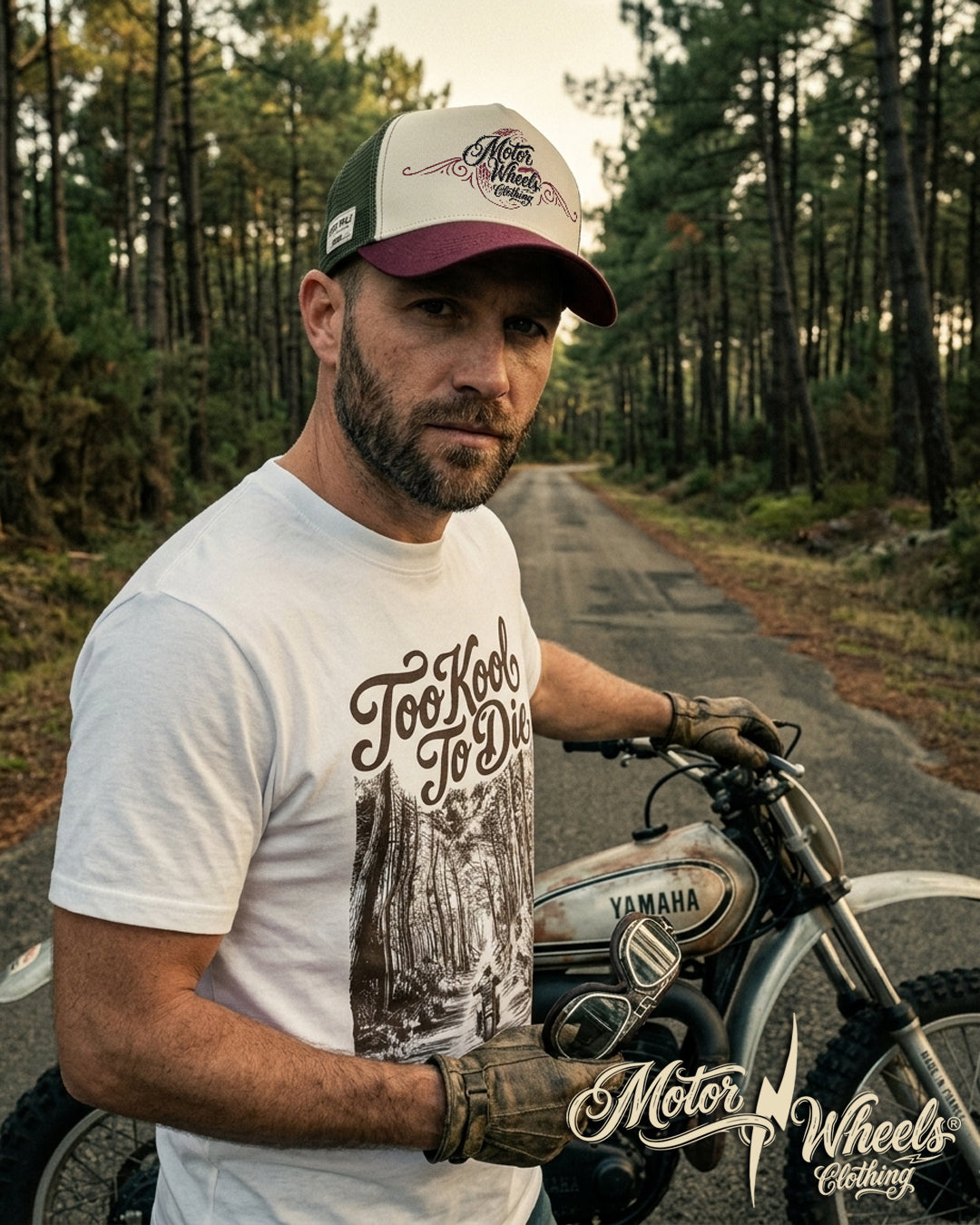 Homme portant le t-shirt Too Kool To Die de Motor Wheels devant une moto vintage Yamaha, forêt des Landes de Gascogne près de Bordeaux