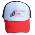 Casquette trucker Motor Wheels blanche, rouge et noire avec illustration biker vintage et logo "Motor Wheels Clothing".