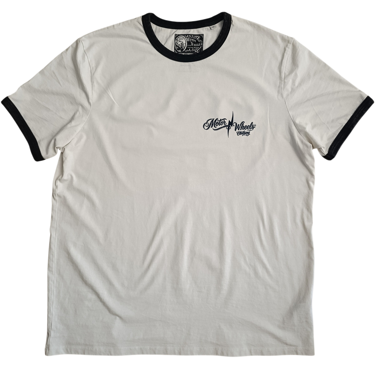 T-shirt ringer blanc à bords noirs Motor Wheels Clothing vu de face avec logo imprimé sur la poitrine
