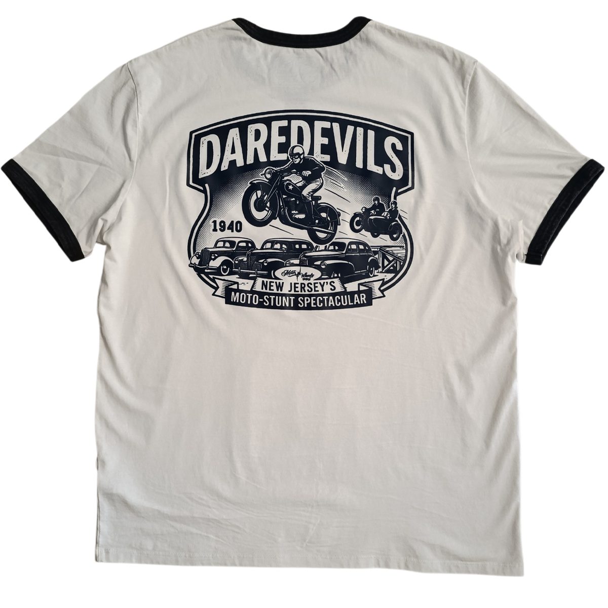 Dos du t-shirt ringer blanc et noir avec illustration vintage "Daredevils - New Jersey's Moto-Stunt Spectacular", moto et voitures anciennes