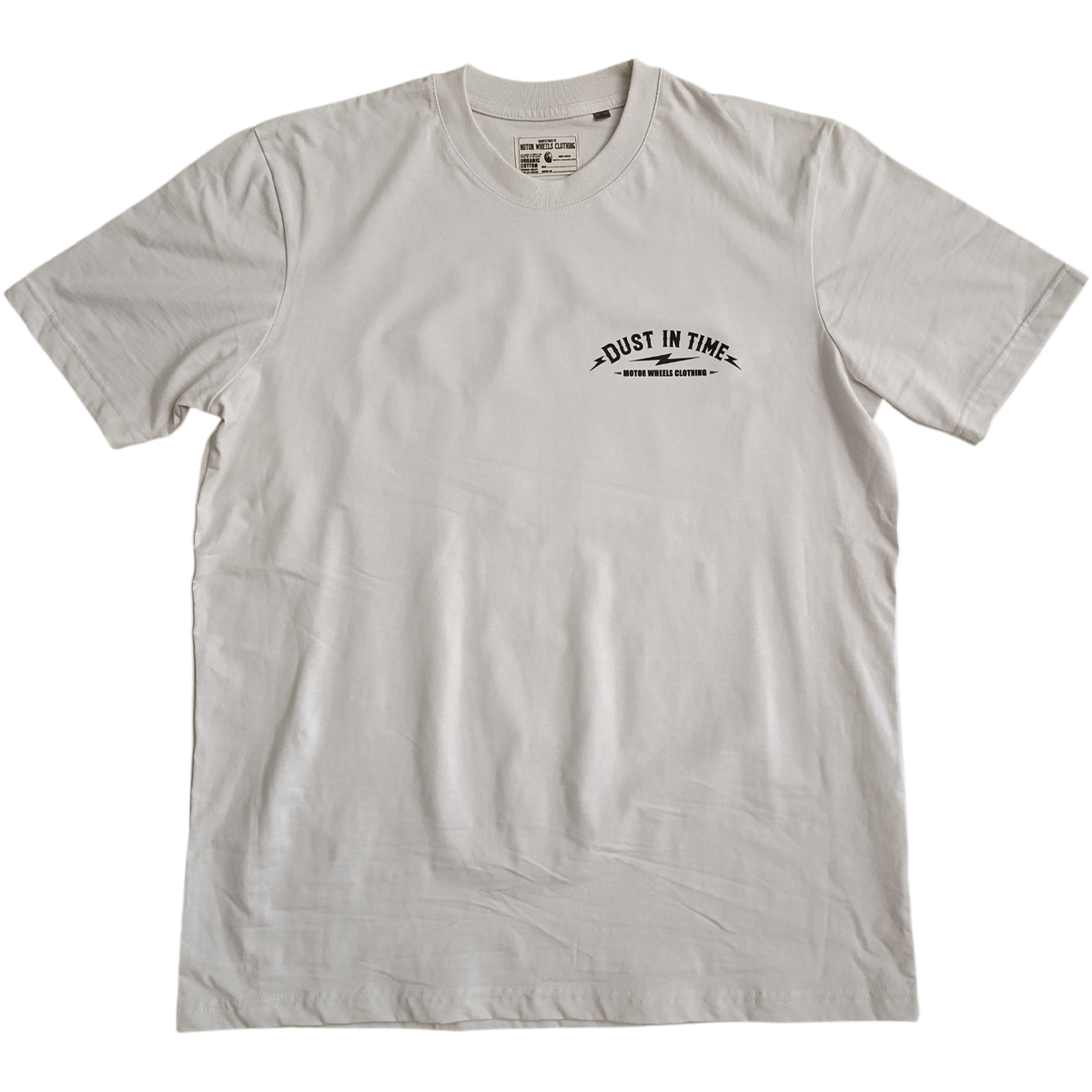 T-shirt beige Motor Wheels Clothing vu de face avec logo "Dust in Time" imprimé sur la poitrine
