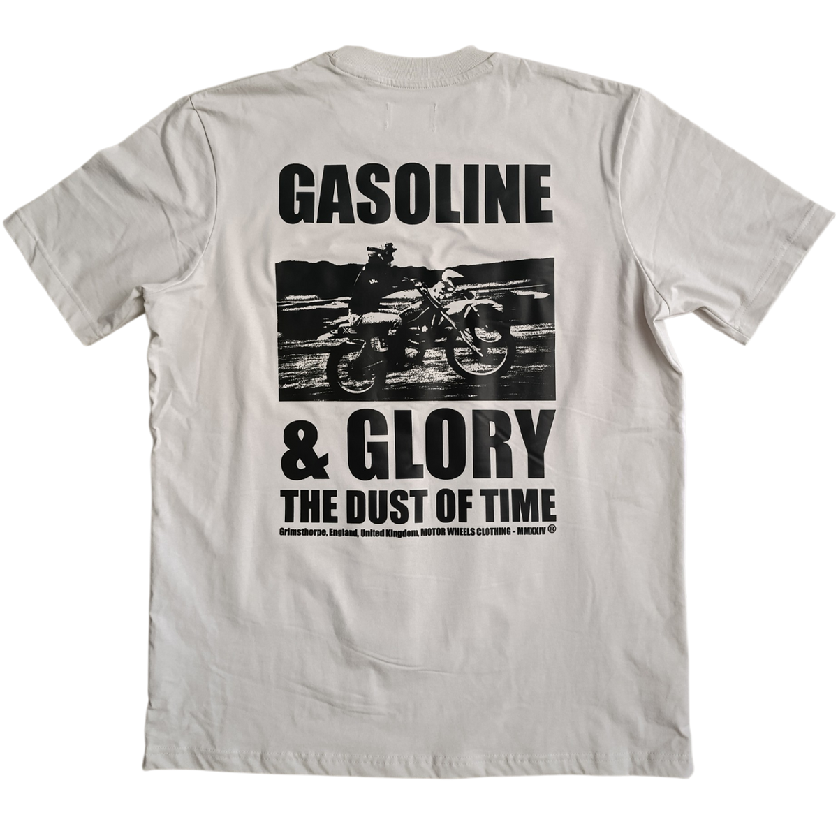Dos du t-shirt beige avec impression "Gasoline & Glory, The Dust of Time" et photo de motard en noir et blanc