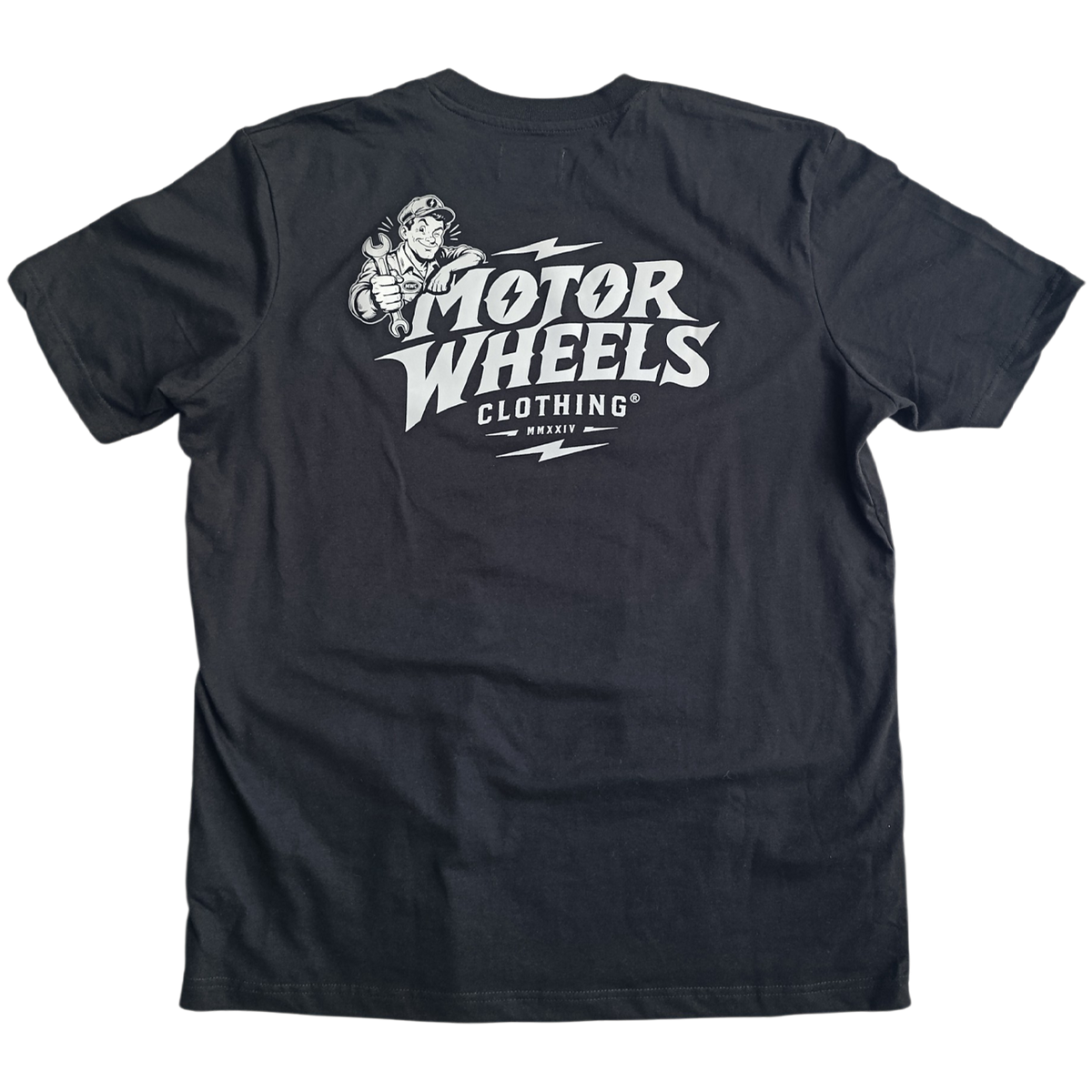 Dos du t-shirt noir avec logo illustré Motor Wheels Clothing et mascotte mécanicien tenant une clé à molette