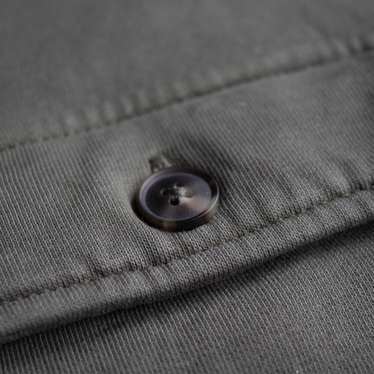 surchemise workwear verte Motor Wheels Clothing en coton biologique, style vintage, avec poches poitrine et boutons contrastés.