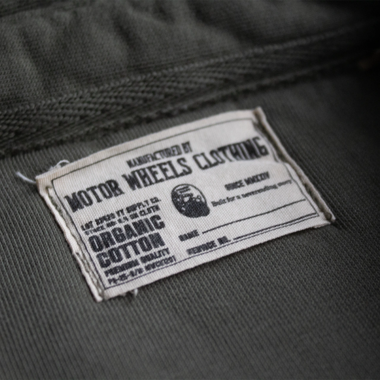 surchemise workwear verte Motor Wheels Clothing en coton biologique, style vintage, avec poches poitrine et boutons contrastés.