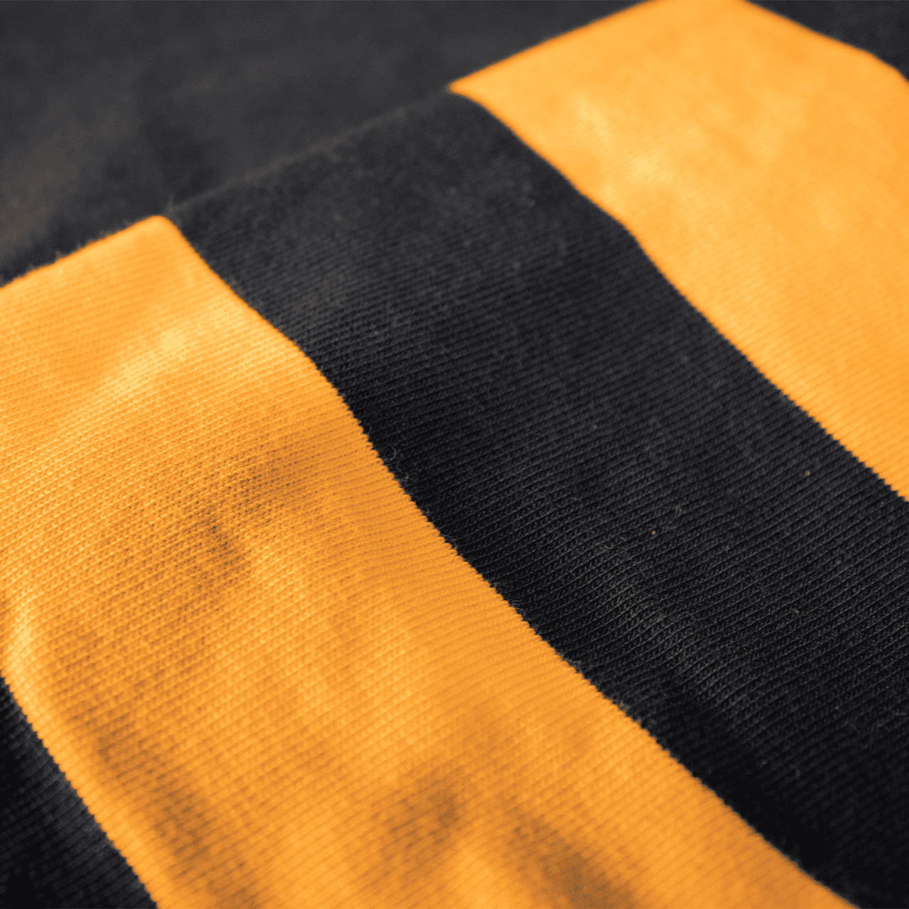 Jersey noir Motor & Wheels “Pit Crew” à manches rayées jaunes et noires, style racing vintage.