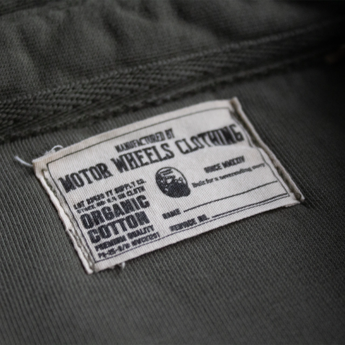 surchemise workwear verte Motor Wheels Clothing en coton biologique, style vintage, avec poches poitrine et boutons contrastés.
