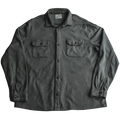 surchemise workwear verte Motor Wheels Clothing en coton biologique, style vintage, avec poches poitrine et boutons contrastés.
