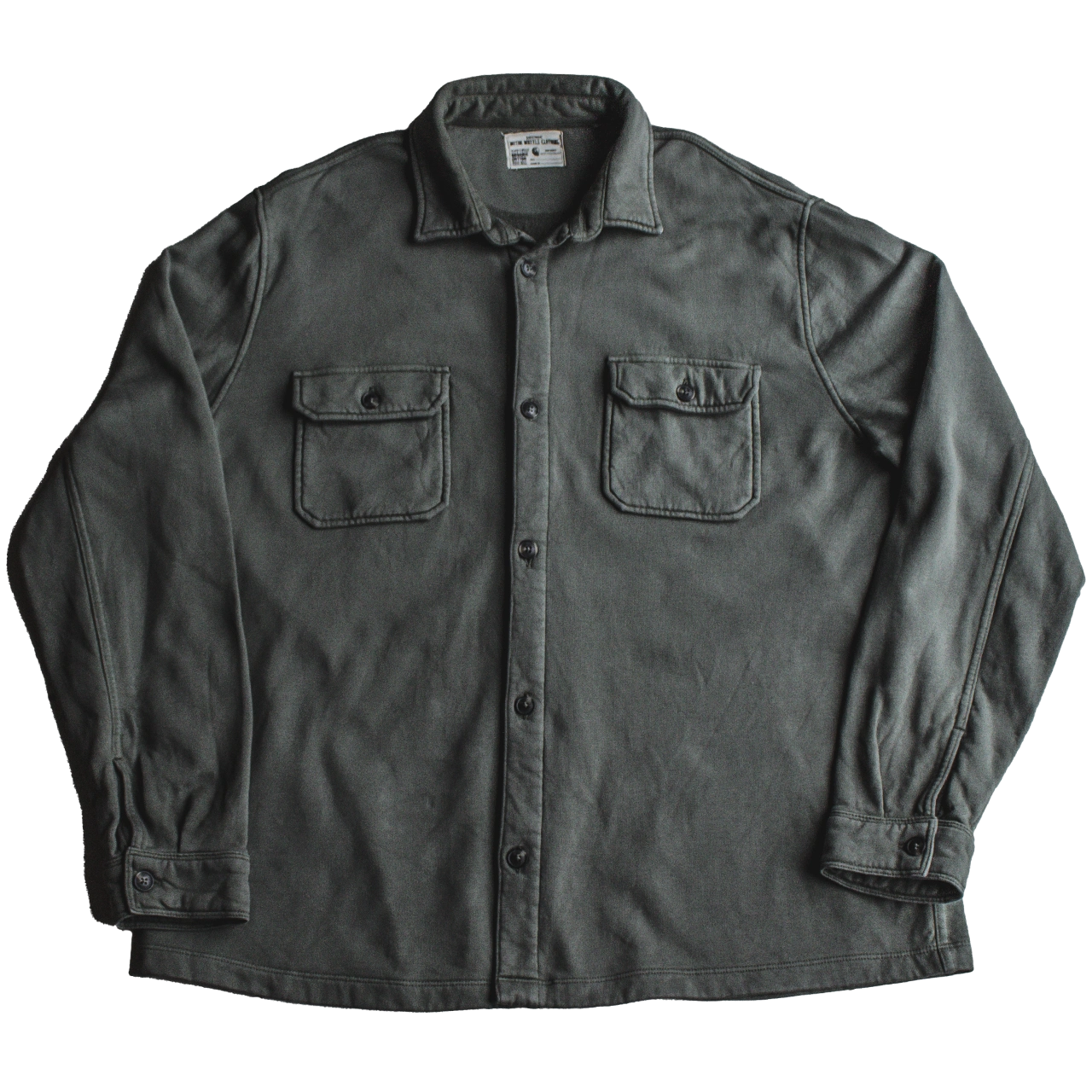 surchemise workwear verte Motor Wheels Clothing en coton biologique, style vintage, avec poches poitrine et boutons contrastés.