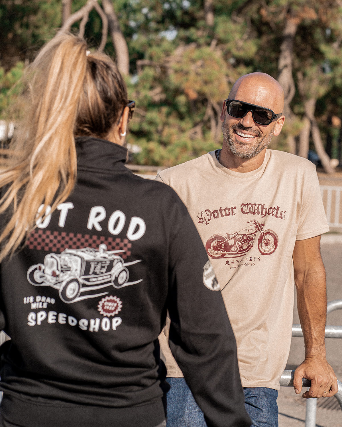 T-shirt "Bobber Sacred" Motor Wheels avec moto bobber old school et caractères japonais "Vivre pour rouler"