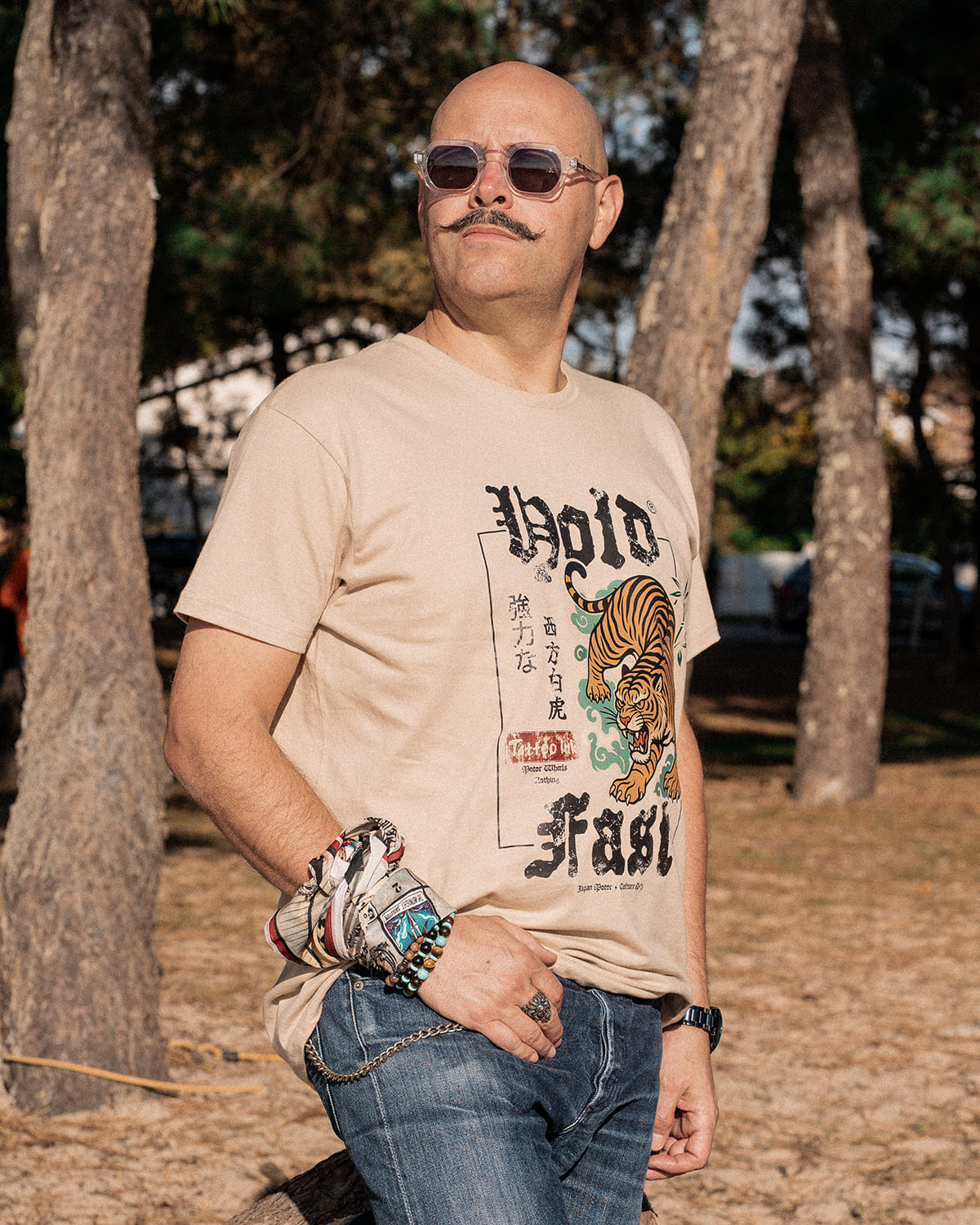 T-shirt blanc "Byakko" Motor Wheels avec tigre japonais rugissant, lettrage "Hold Fast" et kanji