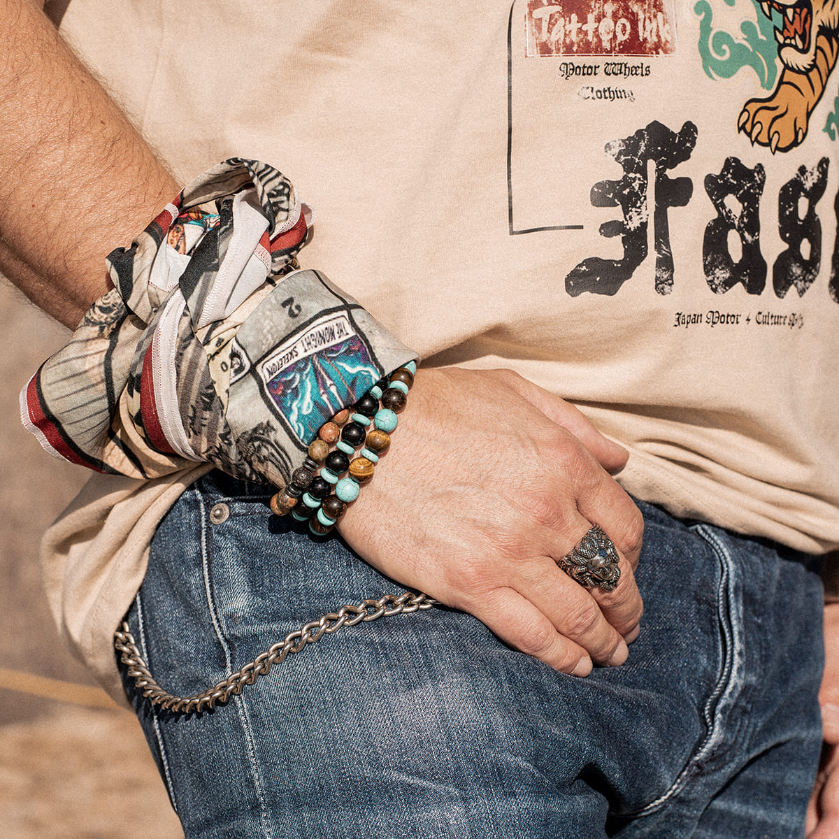 T-shirt blanc "Byakko" Motor Wheels avec tigre japonais rugissant, lettrage "Hold Fast" et kanji