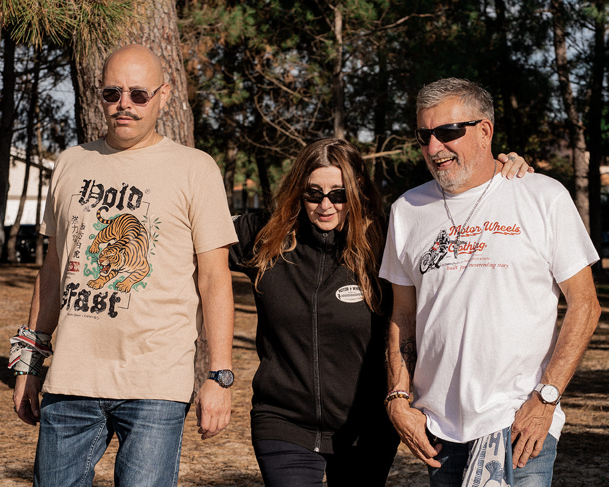 T-shirt blanc "Byakko" Motor Wheels avec tigre japonais rugissant, lettrage "Hold Fast" et kanji