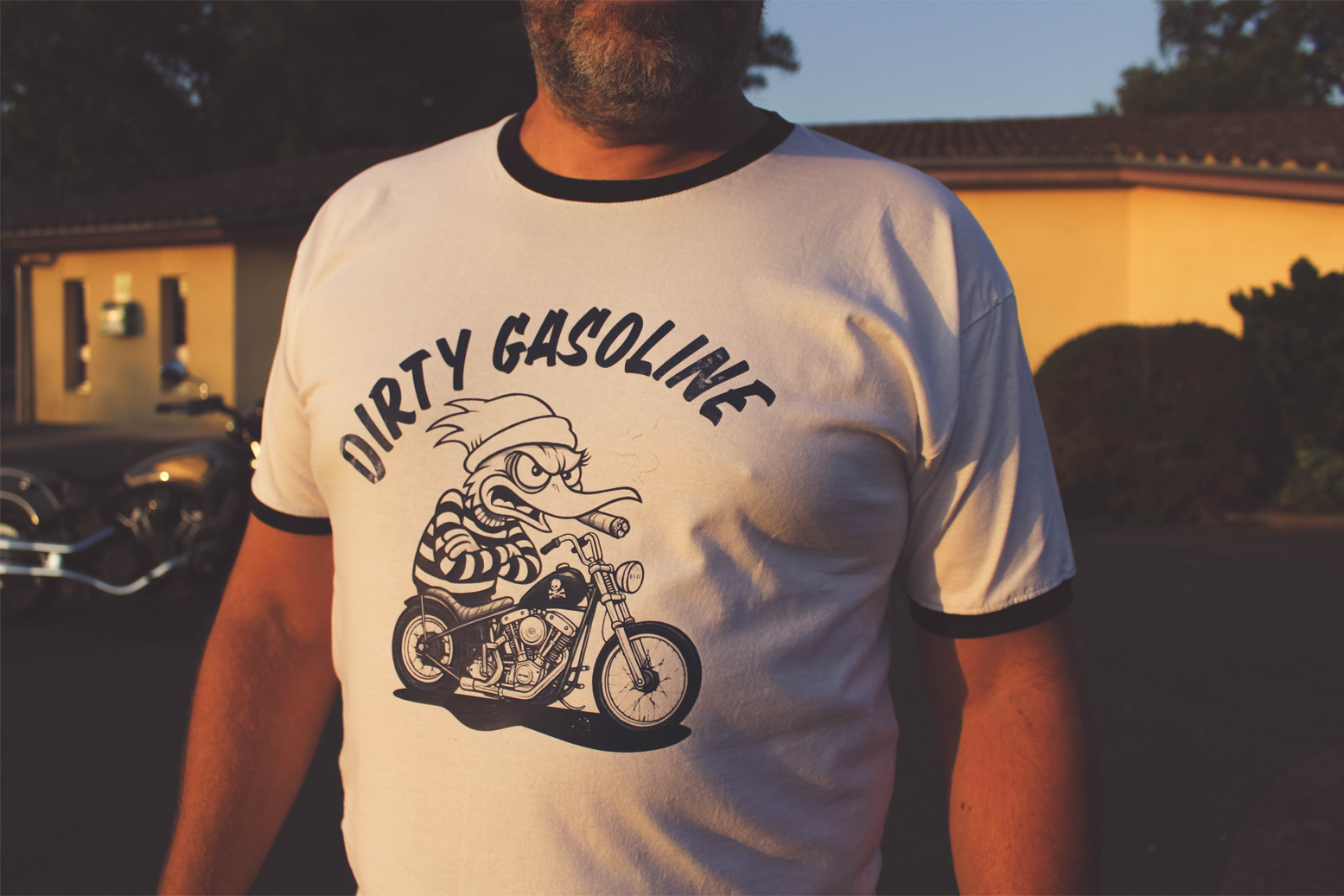 T-shirt blanc ringer "Dirty Gasoline" avec illustration cartoon d’un canard biker sur chopper et lettrage vintage