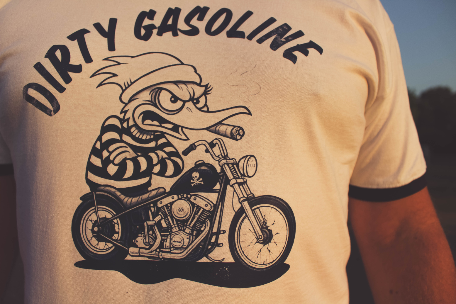 T-shirt blanc ringer "Dirty Gasoline" avec illustration cartoon d’un canard biker sur chopper et lettrage vintage