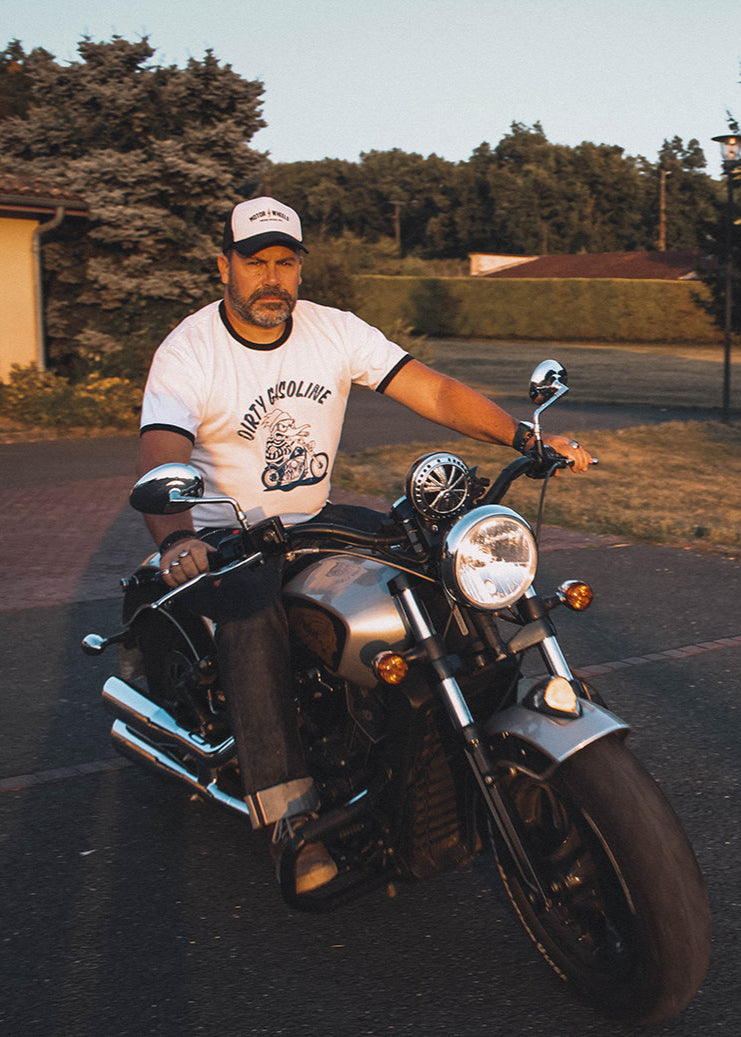 T-shirt blanc ringer "Dirty Gasoline" avec illustration cartoon d’un canard biker sur chopper et lettrage vintage