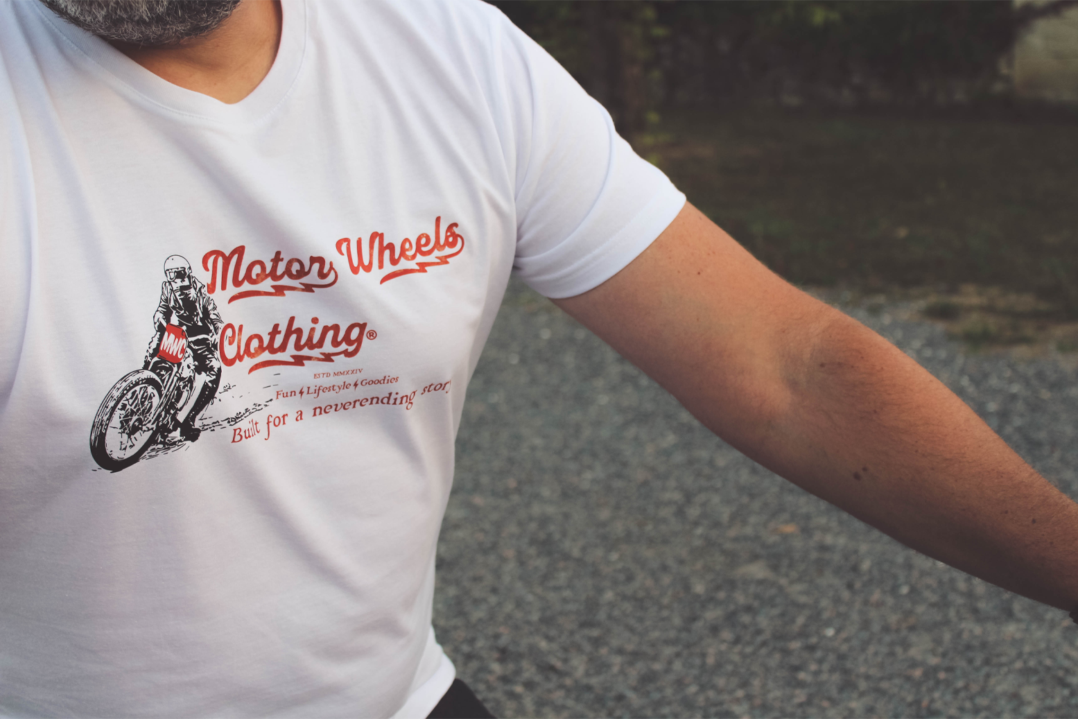 T-shirt blanc "Fun & Lifestyle" Motor Wheels avec motif moto vintage et slogan "Built for a neverending story"