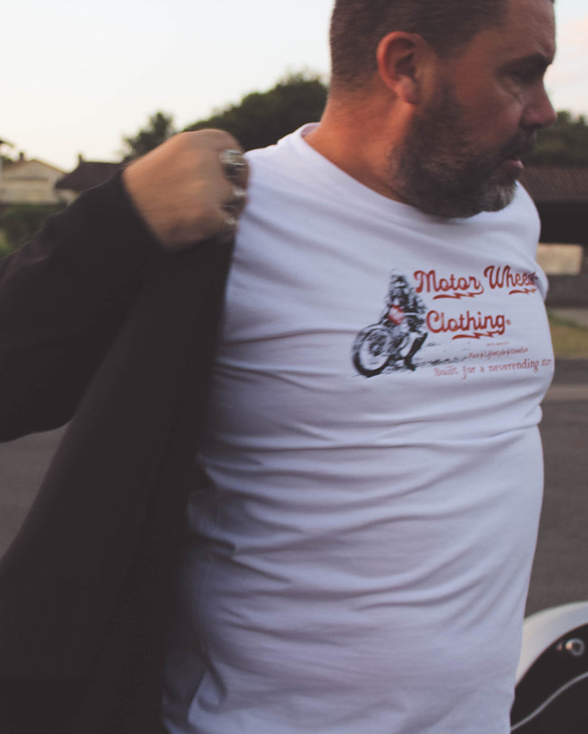 T-shirt blanc "Fun & Lifestyle" Motor Wheels avec motif moto vintage et slogan "Built for a neverending story"