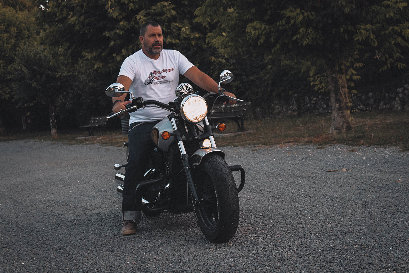 T-shirt blanc "Fun & Lifestyle" Motor Wheels avec motif moto vintage et slogan "Built for a neverending story"