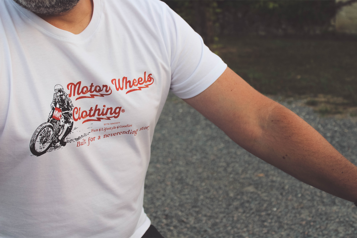 T-shirt blanc "Fun & Lifestyle" Motor Wheels avec motif moto vintage et slogan "Built for a neverending story"