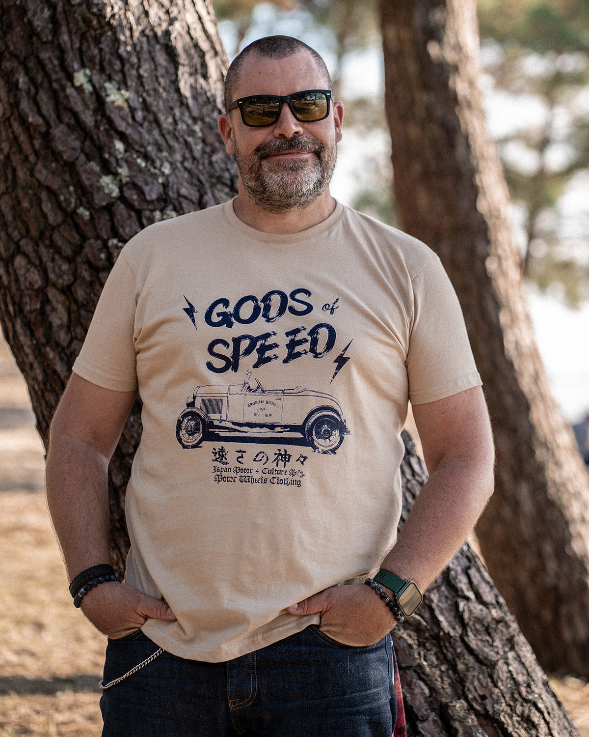 T-shirt beige "Gods of Speed" Motor Wheels avec voiture vintage et caractères japonais "Dieux de la vitesse"