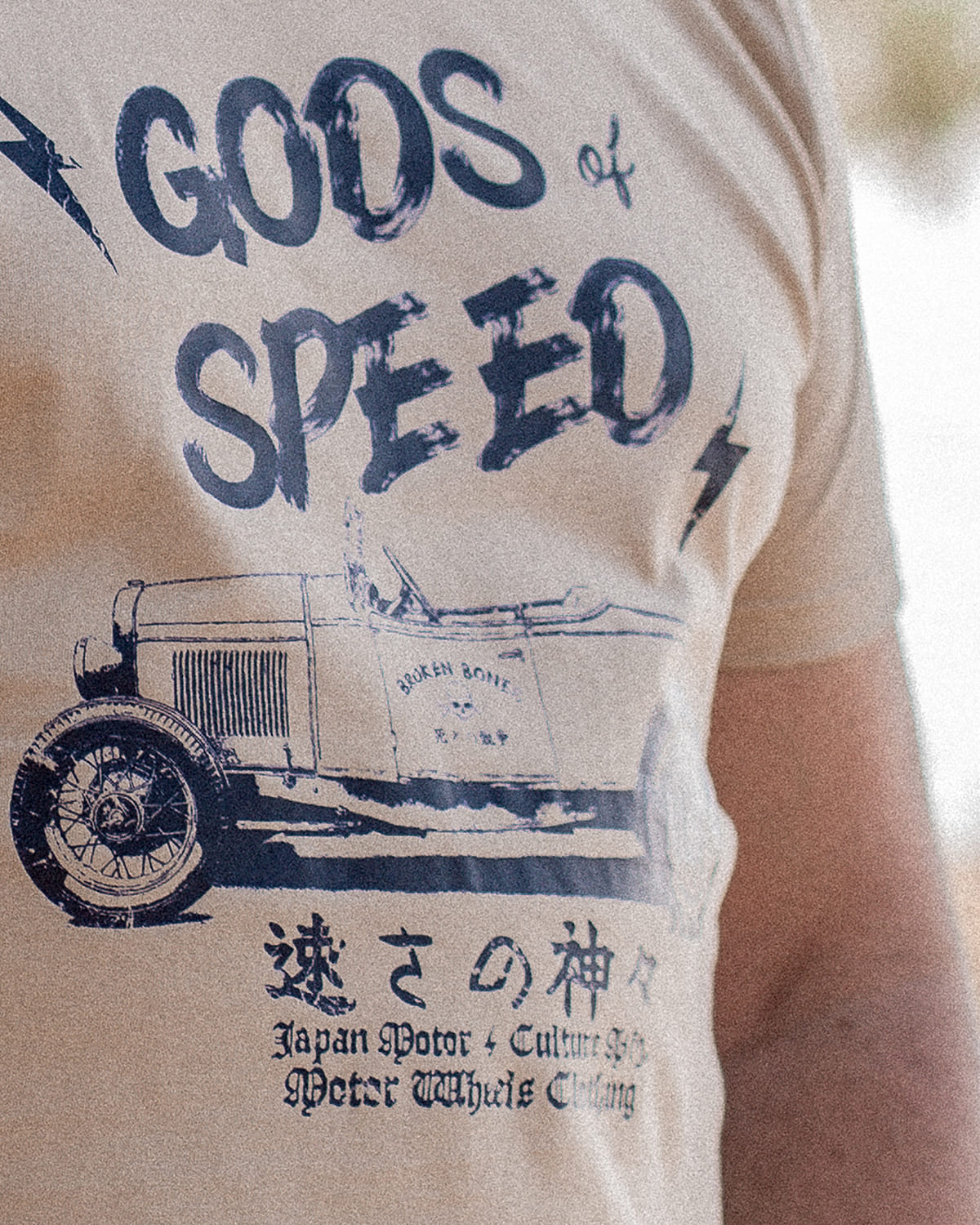 T-shirt beige "Gods of Speed" Motor Wheels avec voiture vintage et caractères japonais "Dieux de la vitesse"