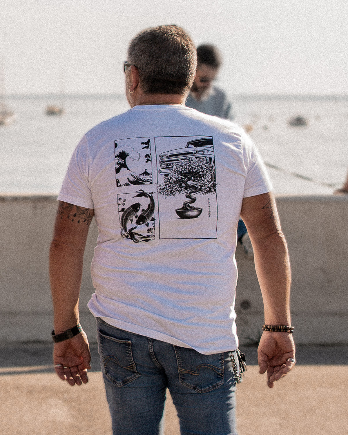 T-shirt blanc "Kuruma" avec symbole yin-yang mécanique noir au centre, style rétro japonais