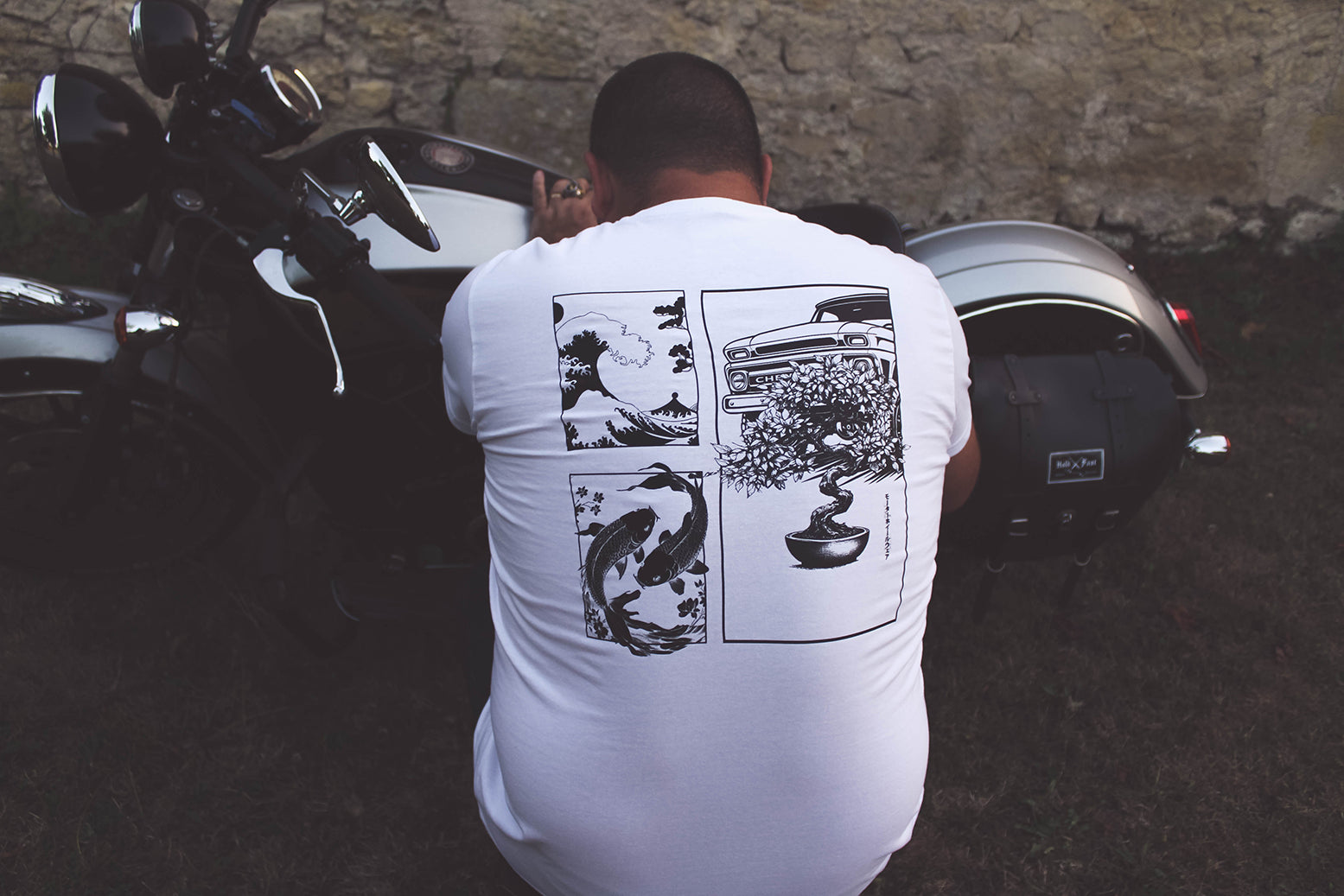 T-shirt blanc "Kuruma" avec symbole yin-yang mécanique noir au centre, style rétro japonais