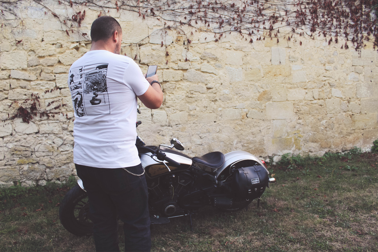 T-shirt blanc "Kuruma" avec symbole yin-yang mécanique noir au centre, style rétro japonais